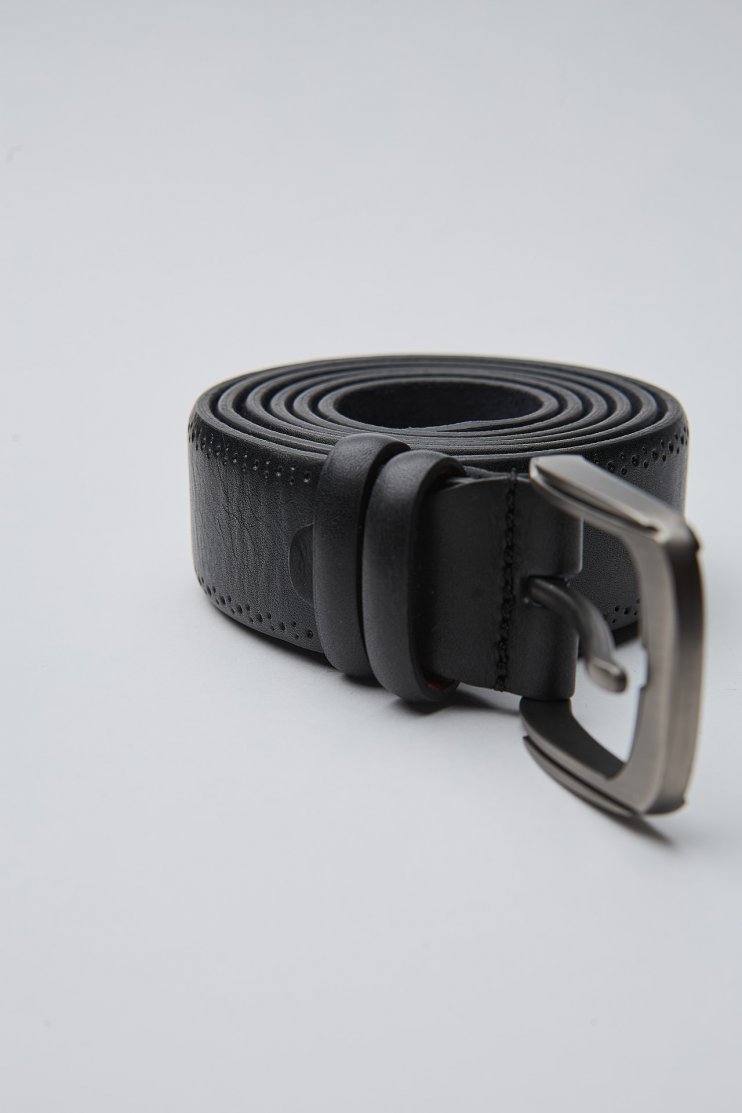 Мужской ремень черный классический с перфорацией